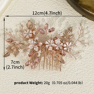 Détail des fleurs en cristal rose et perles blanches sur le peigne de mariée doré rose