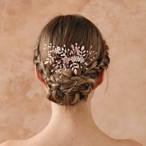 Détail d'un peigne à cheveux de mariée fait main avec pétales roses et perles