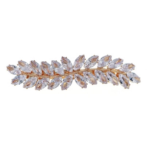 Vue détaillée d'une barrette dorée en forme de feuilles avec des cristaux de zircone marquise