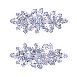 Détail de deux barrettes à cheveux en zircone en forme de feuilles argentées