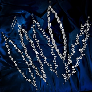 Silbernes Braut-Haarranken-Set mit Zirkonia-Blättern und Blumen auf blauem Satin