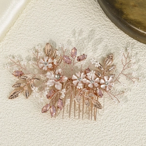 Détail du peigne à cheveux de mariée or rose avec pétales roses et cristaux