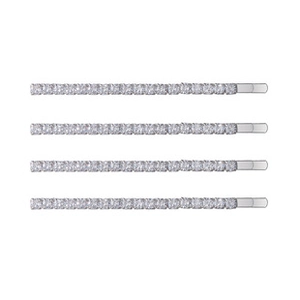 Détail d'un ensemble de quatre barrettes minimalistes argentées serties de zircons