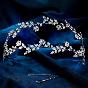 Detail eines silbernen Braut-Tiara mit Zirkon-Kristallen auf blauem Satinstoff