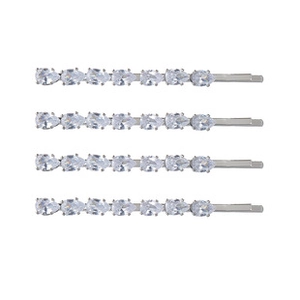 Détail de barrettes argentées ornées de zircons en forme de goutte sur fond blanc pur