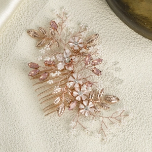 Détail d'un peigne à cheveux de mariée fait main avec gemmes roses et fleurs en perles