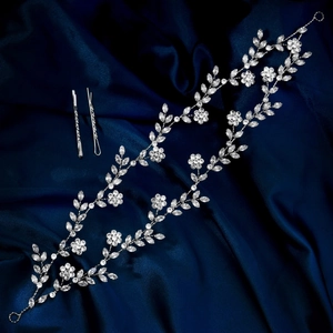 Makro-Detail von Braut-Haarranke und Clips mit Marquis-Strass auf blauer Seide