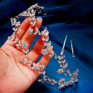 Detailansicht eines silbernen Zirkon-Brautstirnbandes mit Blumenranken und Haarnadeln