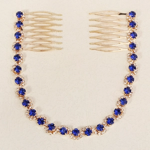 Détail du peigne à cheveux mariée avec strass bleu foncé sur une chaîne en métal doré