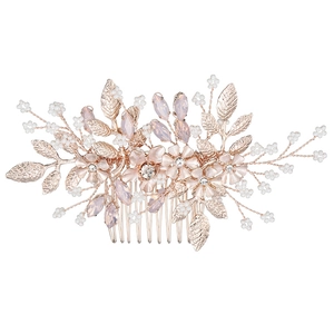 Peigne à cheveux de mariée or rose avec perles et fleurs de cristal rose sur fond blanc