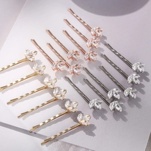 Coffret de 15 barrettes trèfle en zircon, finitions métal or, or rose et argent élégant