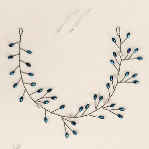 Détail de vigne à cheveux faite main avec perles bleues et cristaux brillants