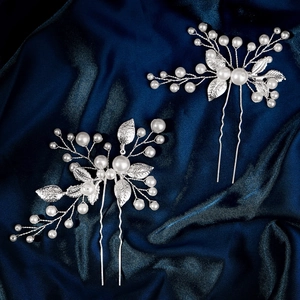 Épingles à cheveux de mariée argentées avec perles et feuilles sur satin bleu chic