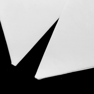 Primer plano detallado que muestra la textura de la tela premium y el diseño angular del lazo