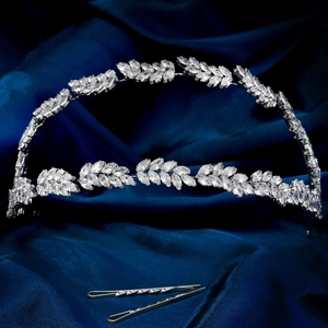 Nahaufnahme von Braut-Haarreif und Clips mit Zirkonia-Steinen im Lorbeerblatt-Design