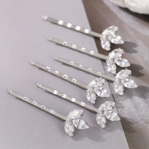 Vue détaillée de cinq barrettes trèfle en argent ornées de pierres de zircone cubique