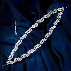 Makro-Detail des Braut-Haarranke mit Zirkonia-Blättern auf dunkelblauem Satinstoff