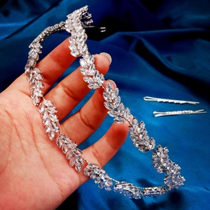 Details des silbernen Braut-Haarreifens mit Marquise-Zirkonia und passenden Haarnadeln