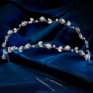 Detailansicht des silbernen Braut-Stirnbands mit Zirkonia auf blauem Seidenstoff