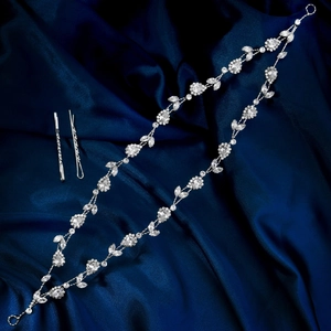 Detailansicht eines silbernen Braut-Haarrankes mit Zirkonia auf blauem Satinhintergrund