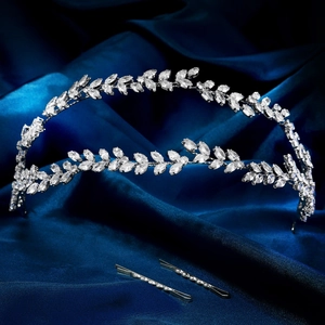 Makroaufnahme von silbernem Braut-Haarreif und Haarnadeln mit Marquise-Zirkonia-Steinen