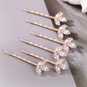 Détails de six barrettes en or rose avec zircons en forme de trèfle élégant