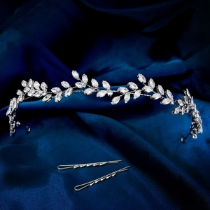 Detailansicht des silbernen Zirkon-Haarbands mit eleganten Blatt- und Rankenmustern
