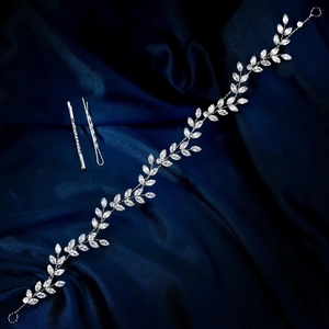 Details des silbernen Brauthaarschmucks mit Marquise-Kristallen auf blauem Seide