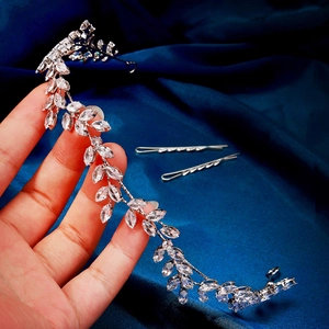 Makro-Detail einer silbernen Braut-Haarranke mit Zirkonia im Marquise-Schliff für die Hochzeit