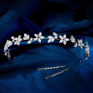 Detailansicht des silbernen Hochzeits-Haarschmucks mit Kristallen auf blauem Satin