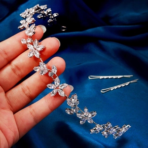 Detail der silbernen Brauthaar-Ranke mit Marquise-Zirkon-Blütenblättern und Blattmotiven