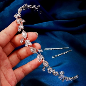 Detailansicht des Braut-Haarschmucks in Blattform mit glänzenden Zirkonia-Steinen