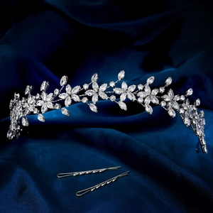 Detailansicht von Luxus Braut-Kristall-Stirnband und Haarnadeln auf blauem Seidenstoff