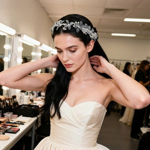 Détail de serre-tête avec fleurs en tulle et perles pour coiffure de mariée