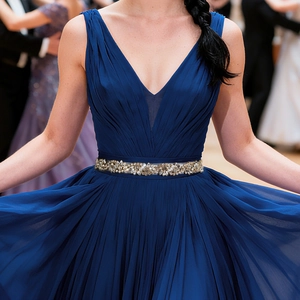 Robe de soirée bleu foncé avec col en V et ceinture exquise en strass et perles