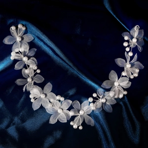 Bandeau fleurs blanches avec perles faites main et pétales de tulle pour mariages et photos