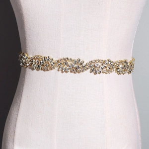 Détail de la ceinture de mariée dorée avec strass marquise et motifs floraux étincelants
