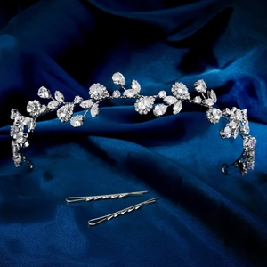 Detailansicht von Braut-Kristall-Stirnband und Haarnadeln auf luxuriösem Satin-Stoff