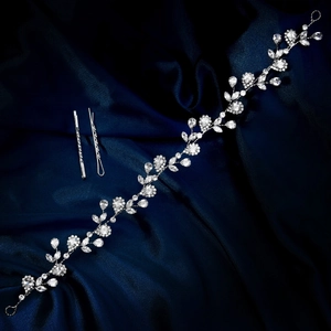 Detaillierte Makroansicht von silbernem Braut-Haarschmuck mit Zirkonia und Haarspangen