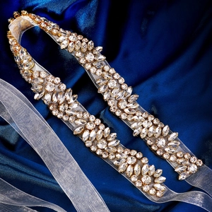 Détail de ceinture de mariée de luxe avec strass étincelants sur ruban d'organza blanc doux