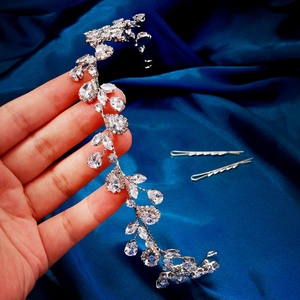 Makroansicht des Braut-Kristall-Haarschmucks mit Zirkonia auf blauem Seidenhintergrund