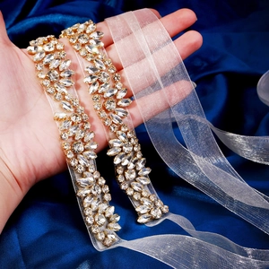 Ceinture de mariée élégante avec strass scintillants sur ruban d'organza blanc