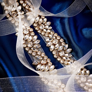 Gros plan de strass étincelants sur ceinture en organza blanc pour robes de mariée
