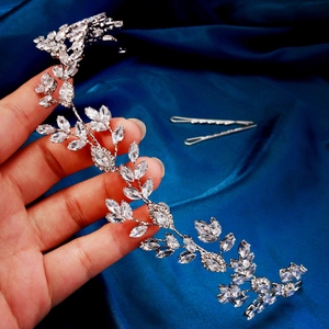 Details des silbernen Braut-Stirnbands mit Marquise-Strasssteinen und Haarnadeln