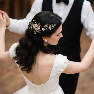 Détail d'épingles à cheveux fleurs blanches et boucles d'oreilles perles pour mariage