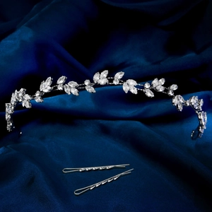 Detailansicht des Brauthaarbands mit silbernen Zirkonia-Blättern auf blauer Seide