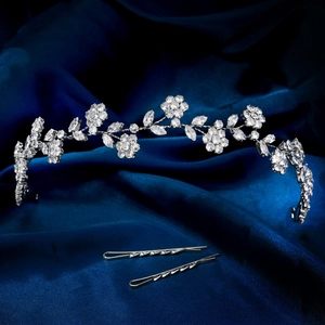 Detailansicht der silbernen Blumen-Tiara und Haarnadeln mit Kristallen auf Seide
