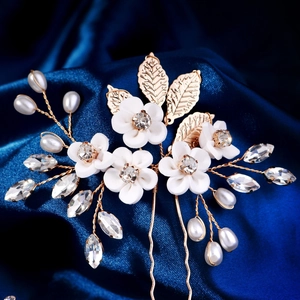 Détails de l'épingle à cheveux florale de mariée avec perles et strass en cristal brillant