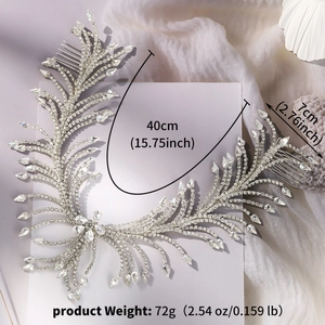 Vue détaillée de l'accessoire de cheveux plume argentée avec strass et dimensions
