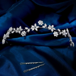 Detailansicht eines silbernen Braut-Haarbands mit Zirkonia-Blumen und passenden Nadeln